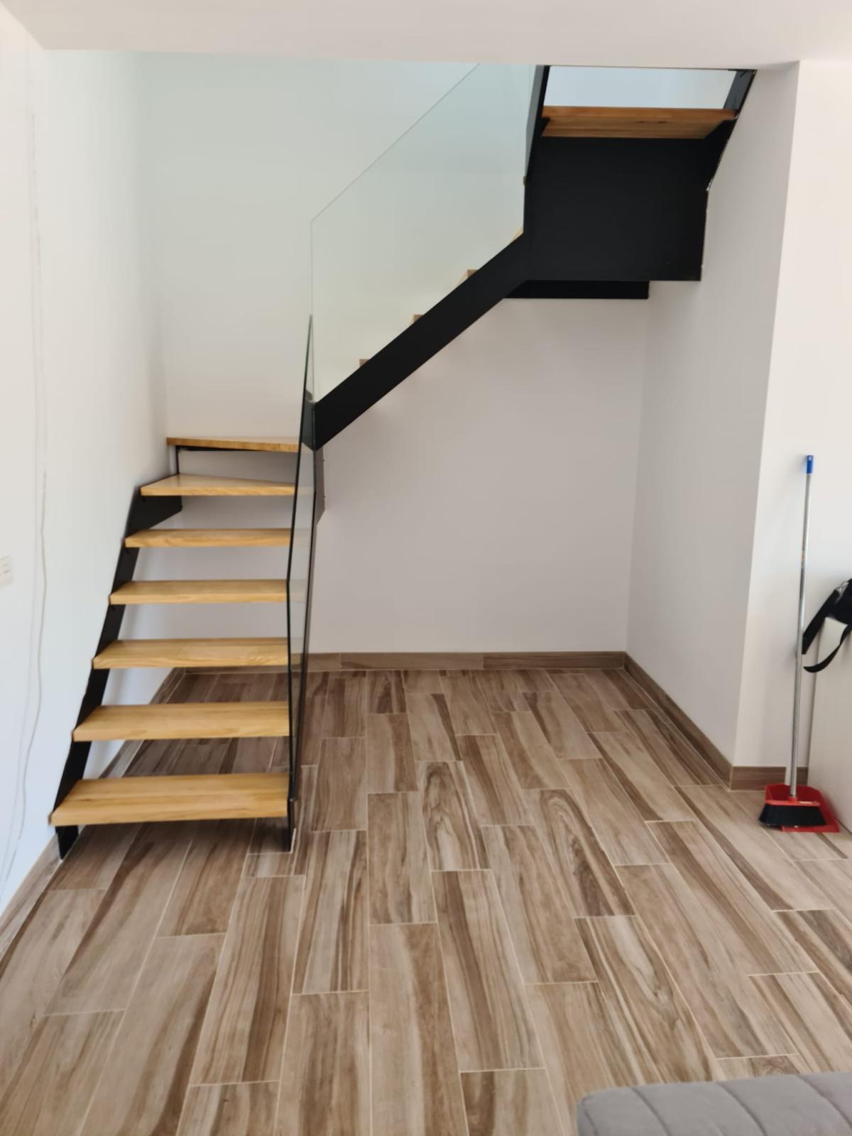 Escalera metálica interior a medida fabricada en Sevilla