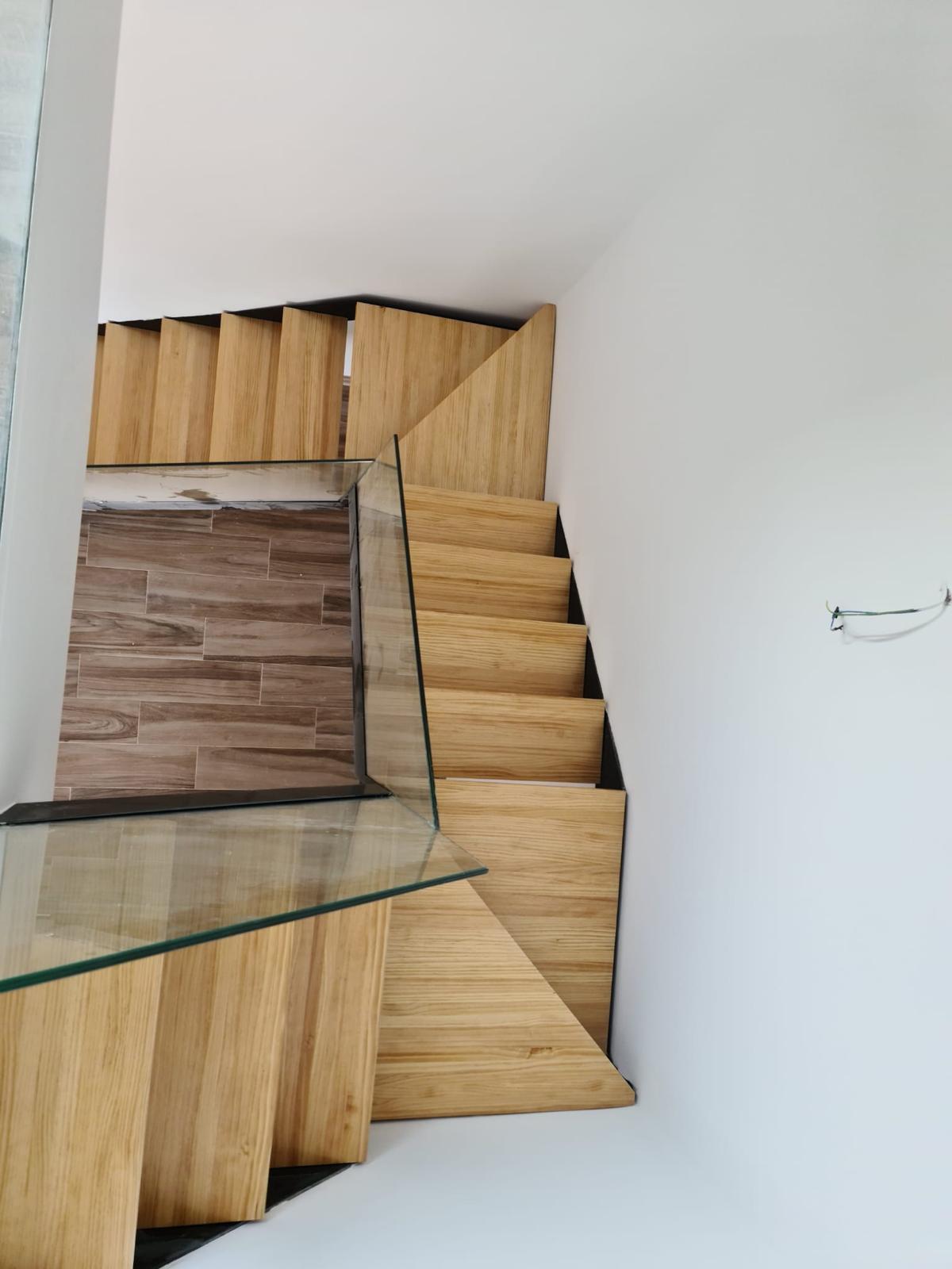 Escalera con barandilla de forja en Sevilla