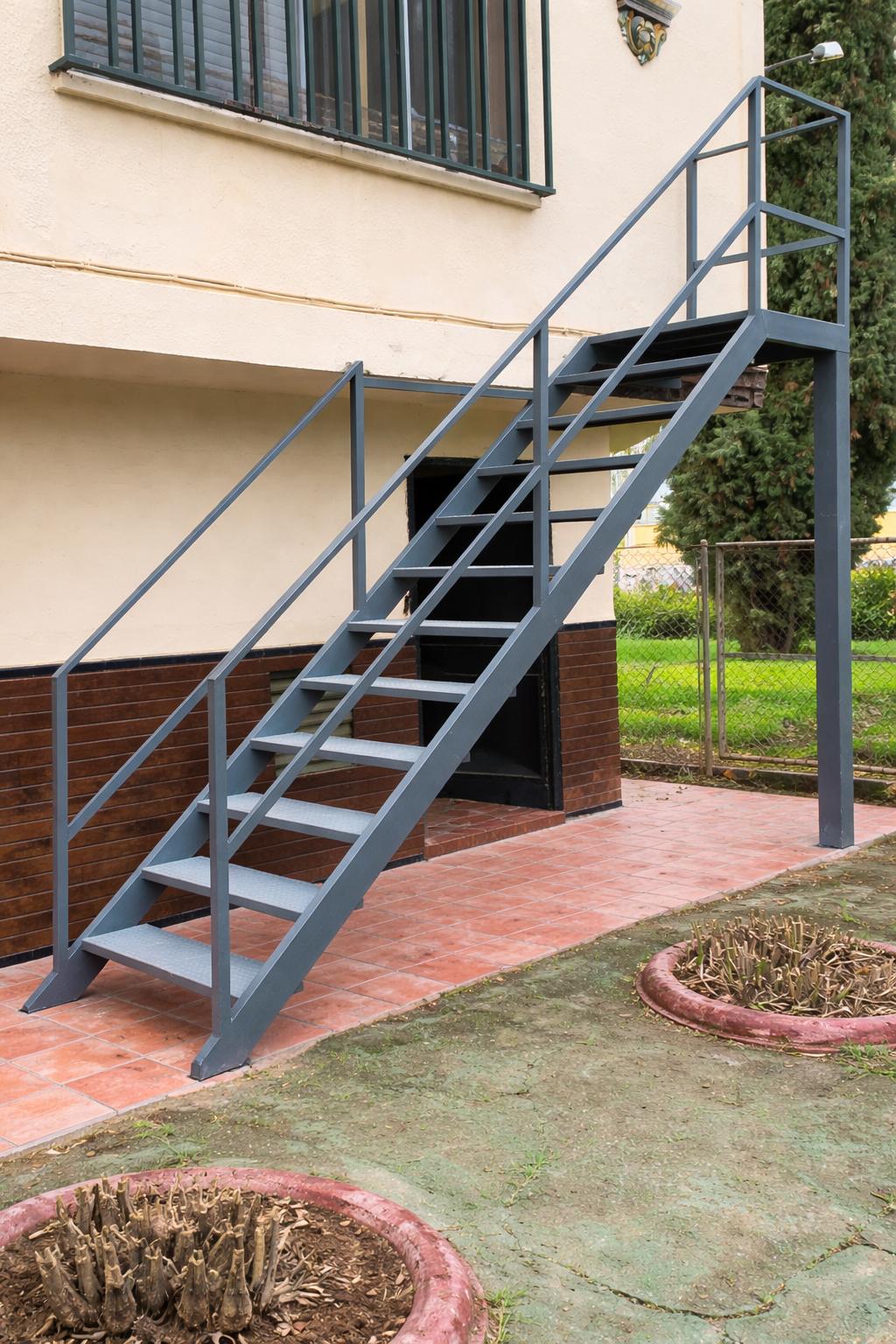 Escalera metálica exterior de acero antracita a medida en Sevilla