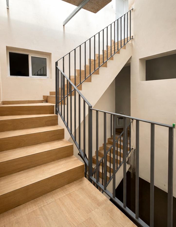 Escalera metálica interior con barandilla de acero a medida en Sevilla