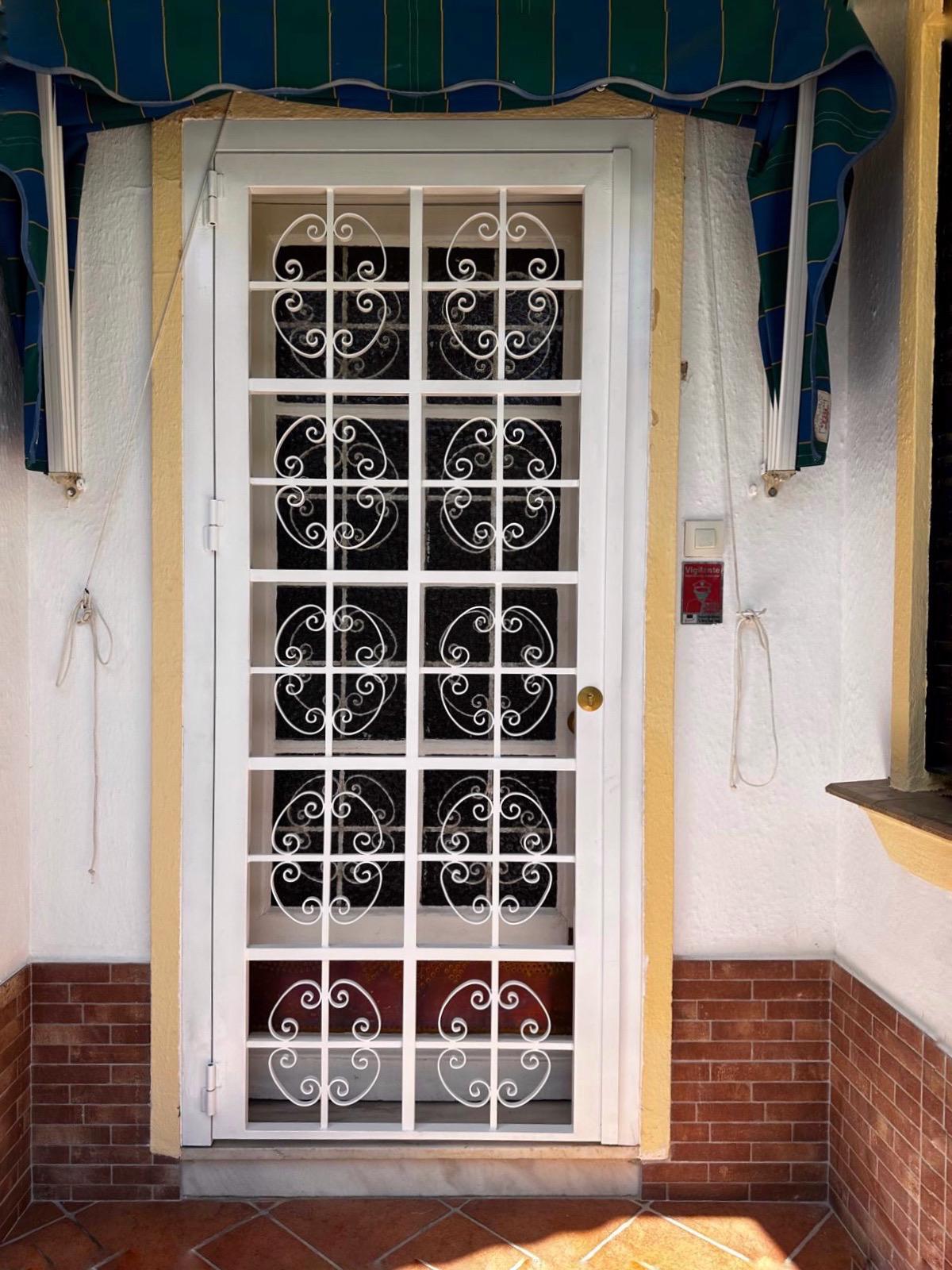 Puerta metálica a medida instalada en vivienda de Sevilla