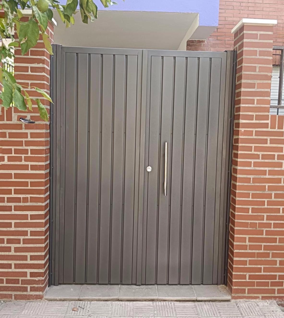 Instalación de puerta de acceso en comunidad de vecinos en Sevilla