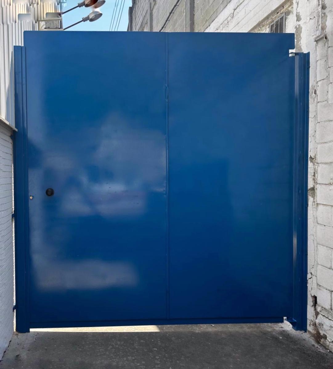 Puerta exterior de acero fabricada a medida en Sevilla
