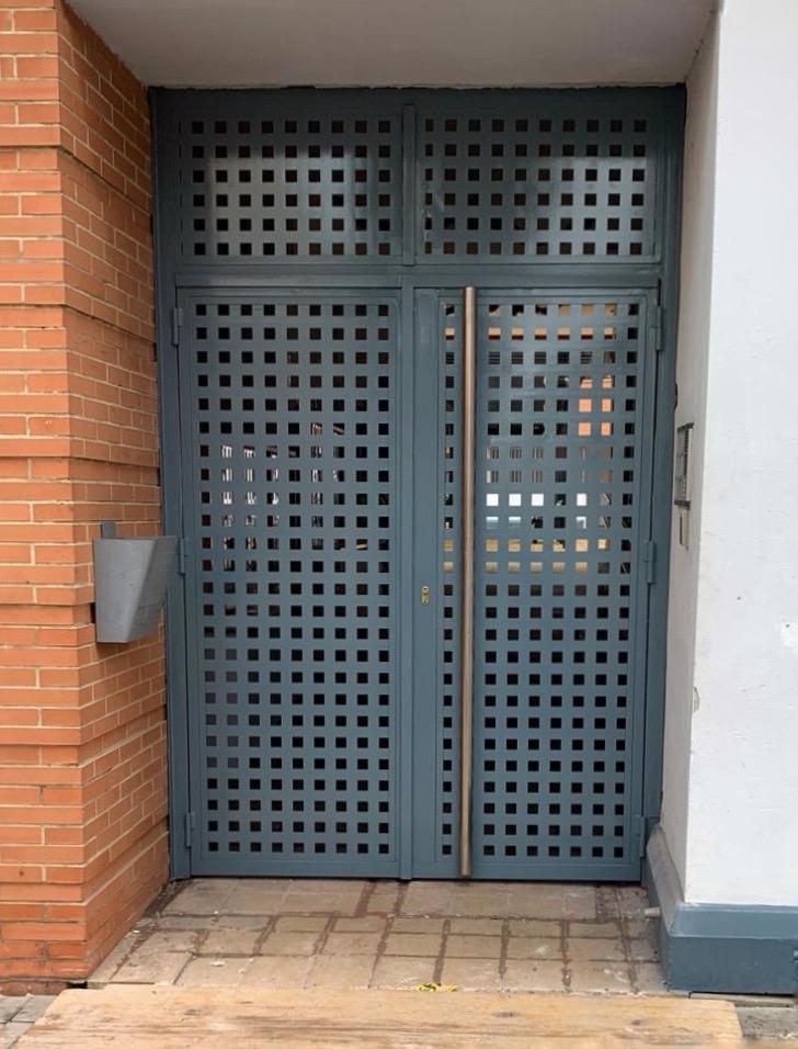 Puerta de seguridad con reja reforzada en Sevilla