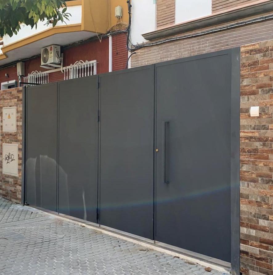 Puerta corredera metálica motorizada en Sevilla