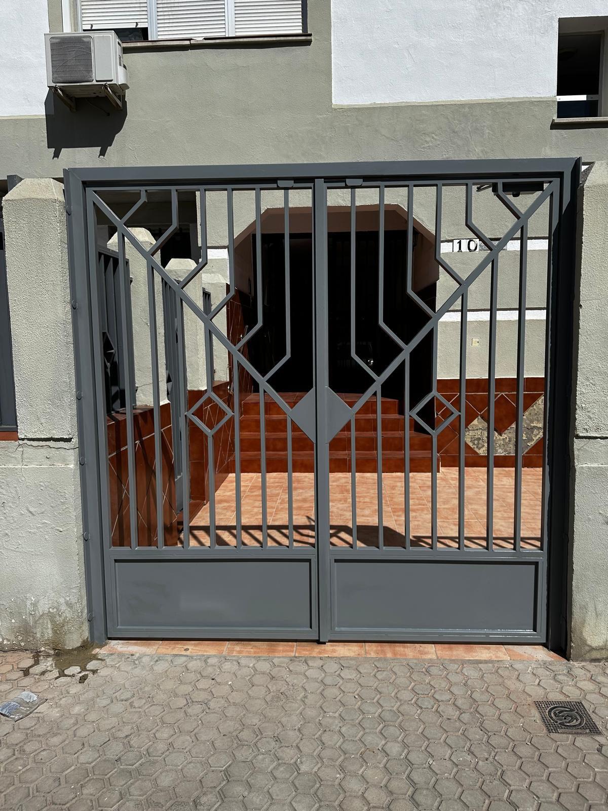 Cancela metálica de forja a medida fabricada e instalada en Sevilla por Cerrajería Chía