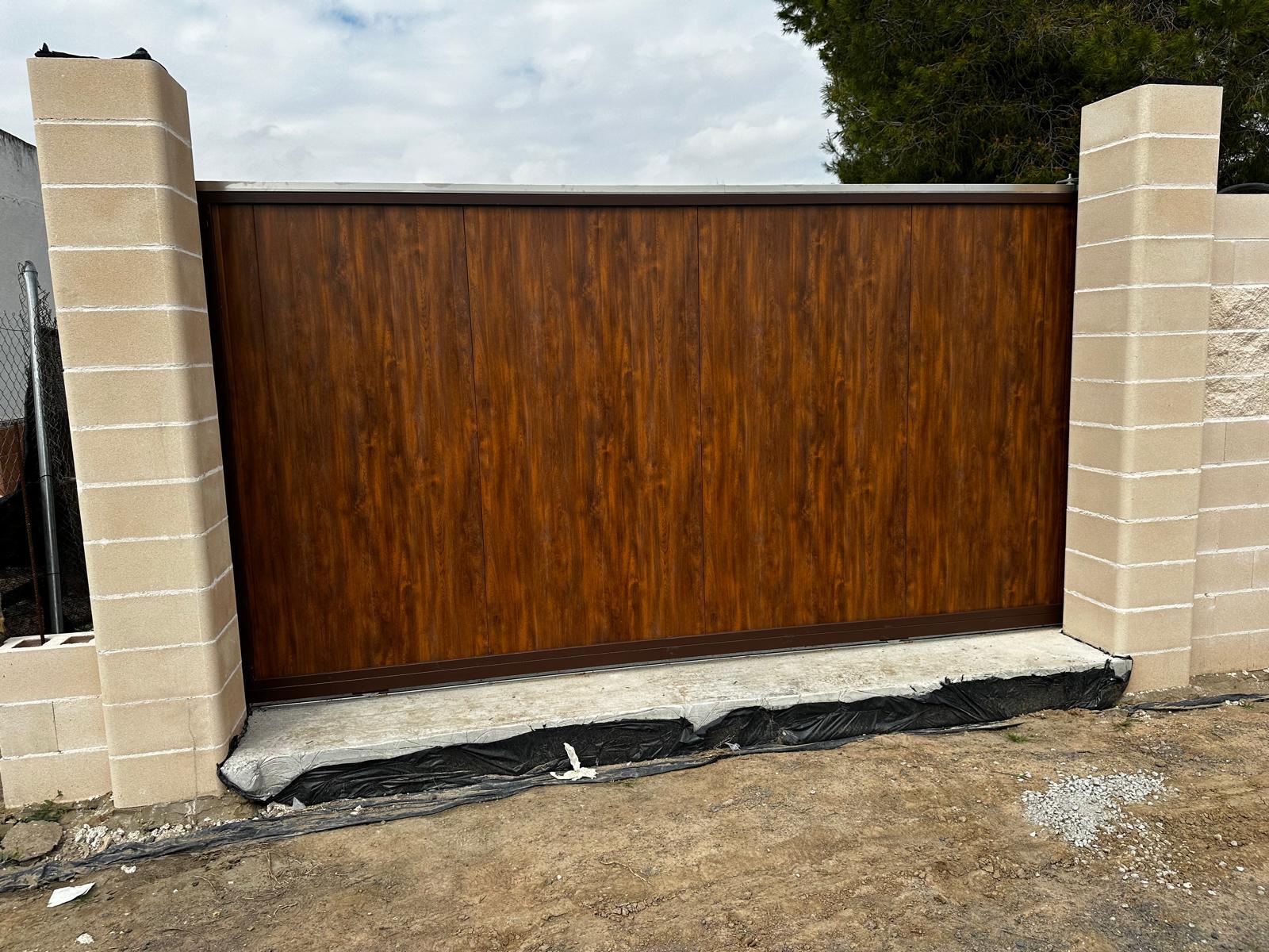 Puerta de garaje con automatismo instalada en Sevilla